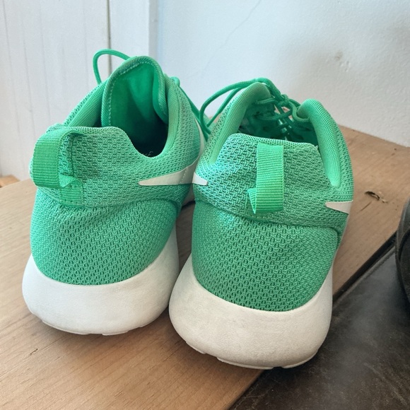 Nike Green Roshe Athletic Shoes - Picture 4 of 5
